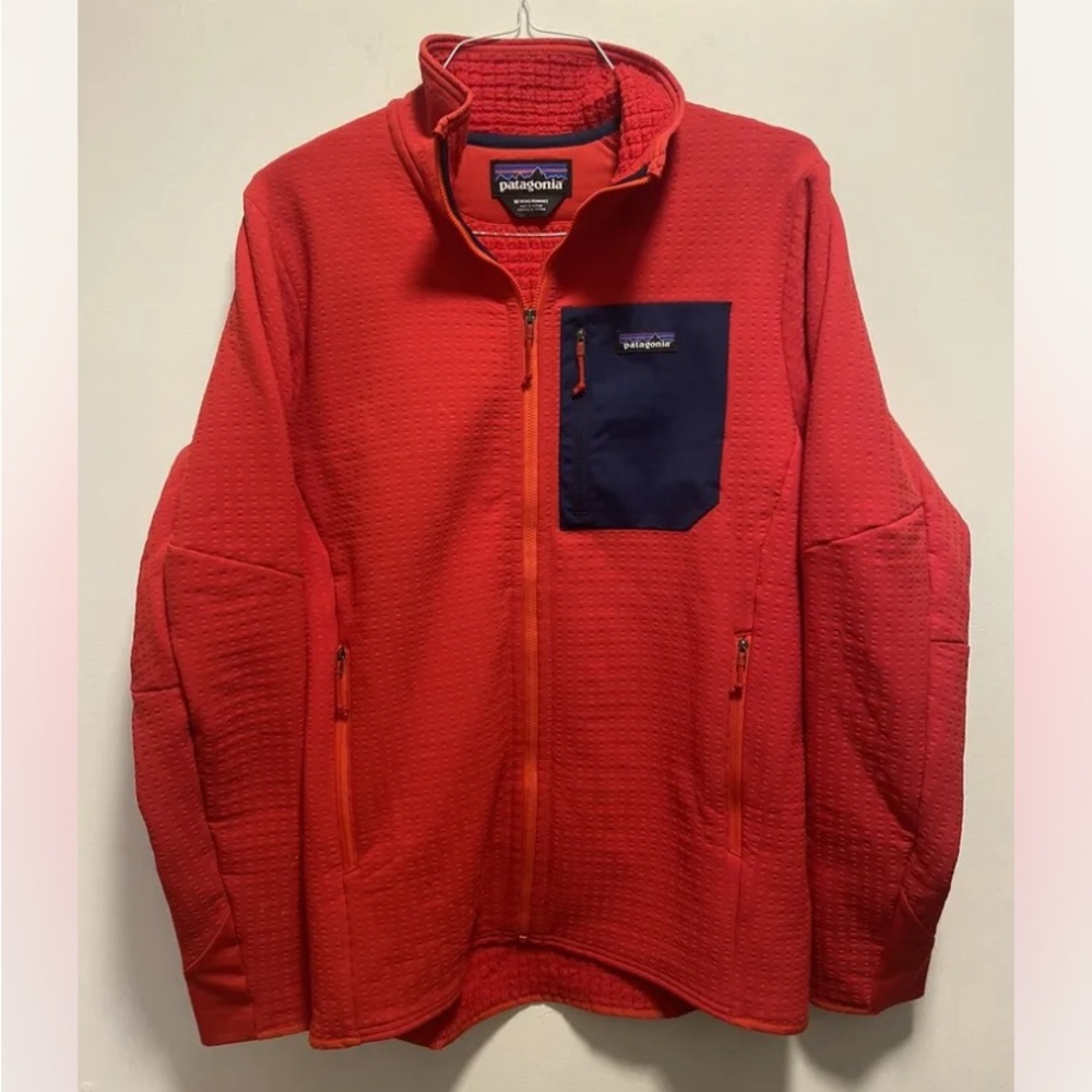 PATAGONIA MENS JACKET MEDIUM $140
SIZE MEDIUM
LOOKS BRAND NEW
